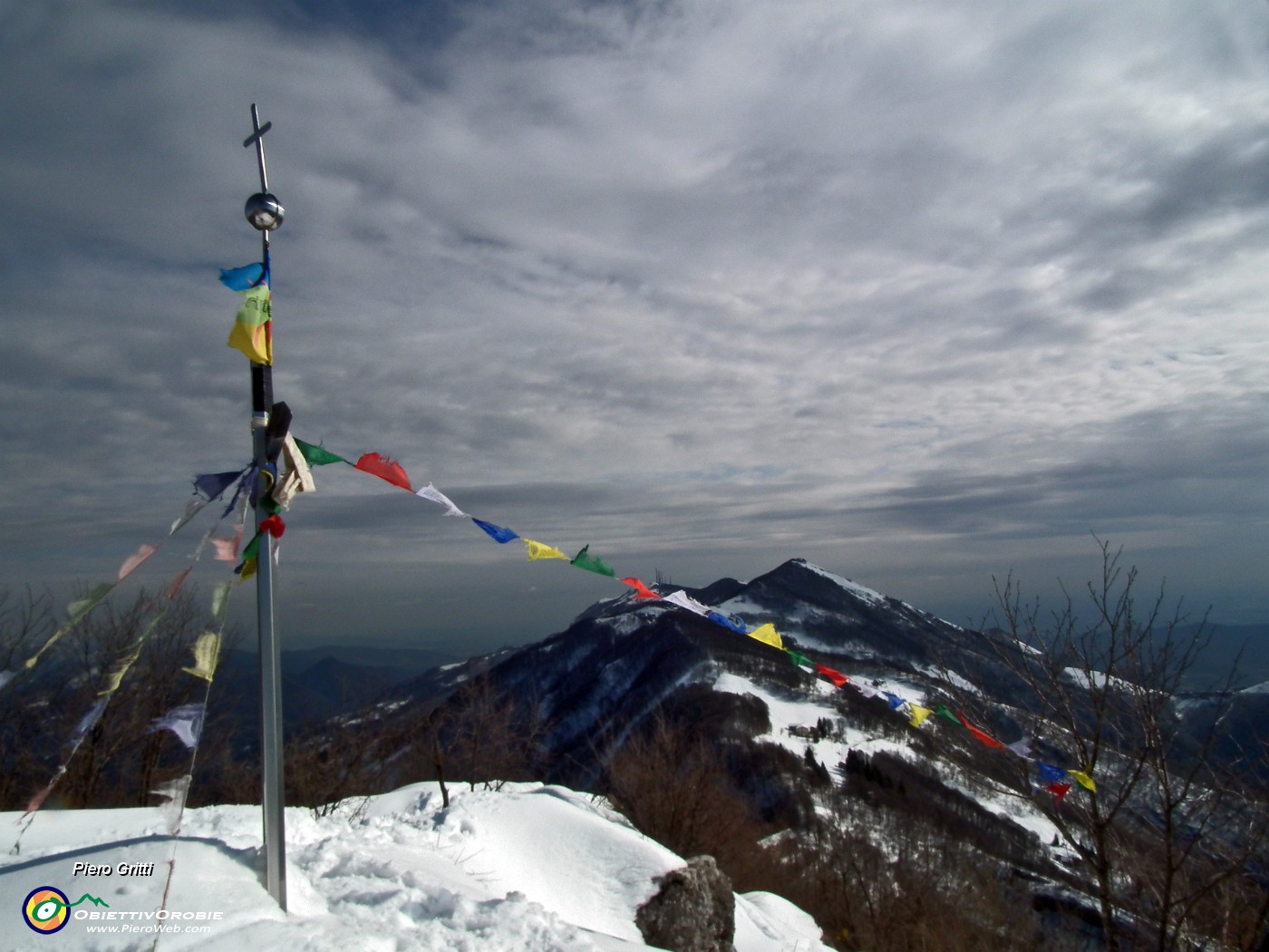 04 In vetta al Monte Ocone (anticima-croce 1363 m) con vista verso il Monte Tesoro.JPG